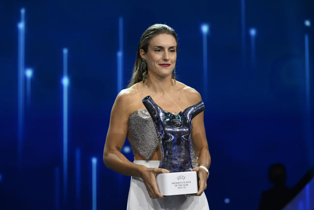 Alexia Putellas recogiendo el premio de la UEFA a la mejor jugadora de la temporada 2021-22. (Foto: Kristian Skeie / UEFA/  Getty Images).