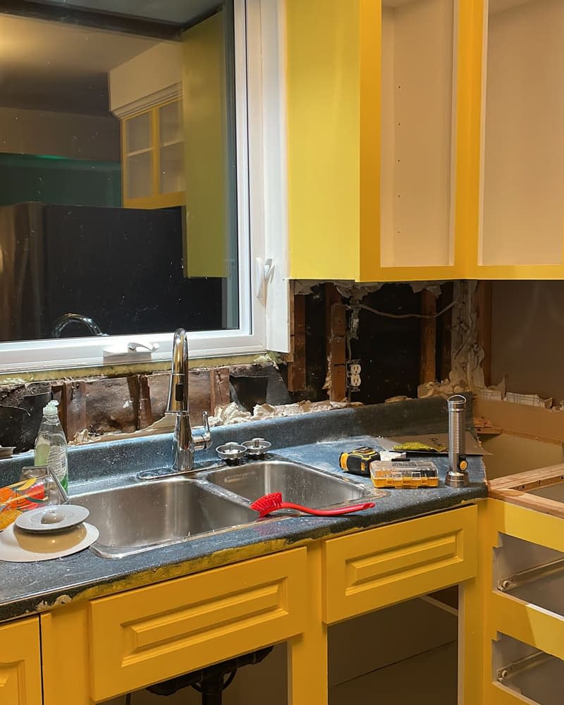 <span>The old blue countertops were replaced with bright white. Credit: <a href="https://www.instagram.com/marinaporter/" rel="nofollow noopener" target="_blank" data-ylk="slk:Marina Porter;elm:context_link;itc:0;sec:content-canvas" class="link ">Marina Porter</a></span> <span class="copyright">Credit: <a href="https://www.instagram.com/marinaporter/" rel="nofollow noopener" target="_blank" data-ylk="slk:Marina Porter;elm:context_link;itc:0;sec:content-canvas" class="link ">Marina Porter</a></span>