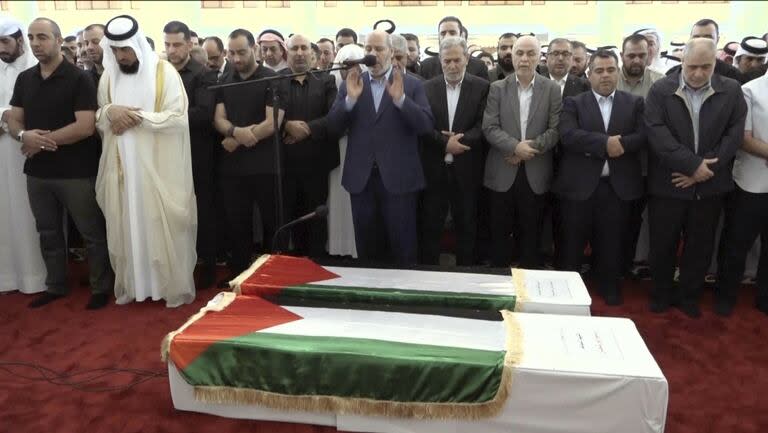 Los ataúdes con los restos del líder de Hamas Ismail Haniyeh y de su guardaespaldas asesinados en Teherán, en Doha, Qatar. (Qatar TV via AP)