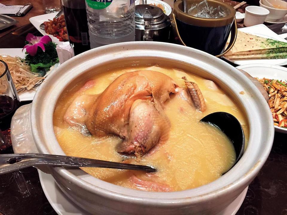 「砂鍋土雞湯」用老母雞、火腿熬12小時，號稱台北最好喝雞湯。（翻攝自驥園臉書）
