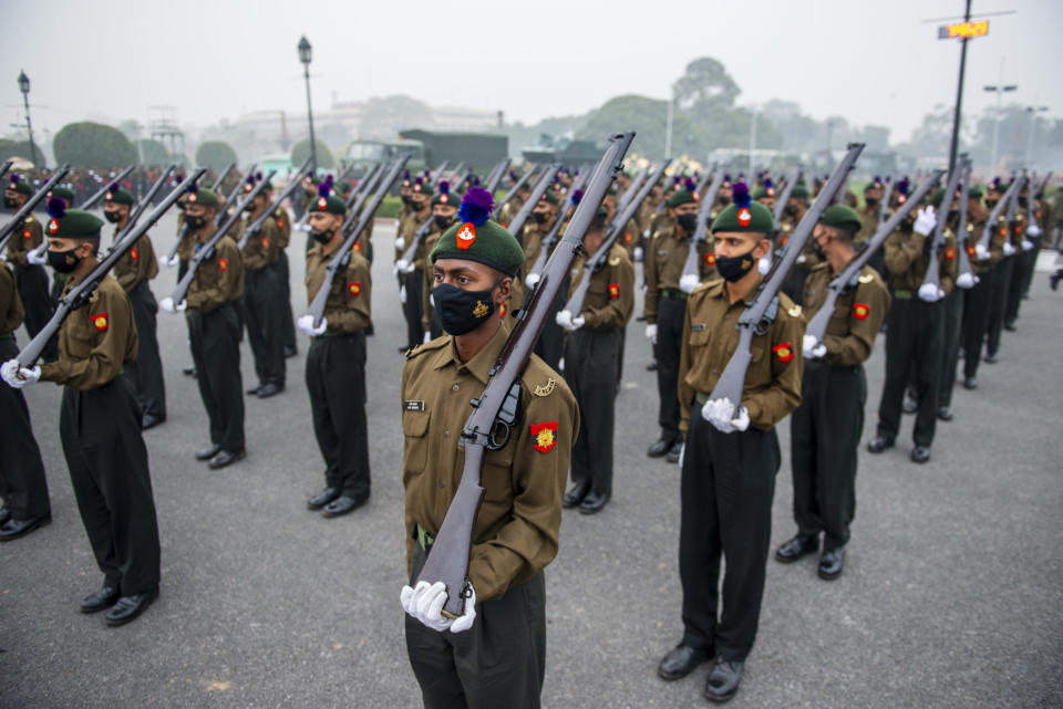 Junge Soldaten des Rajput-Regiments, das &#xe4;lteste Infanterieregiment Indiens, nehmen an einer &#xdc;bung f&#xfc;r die bevorstehende Parade zum 73. Tag der Republik in Vijay Chowk, Neu-Delhi, teil.