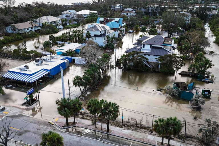 Barrios inundados en Siesta Key, Florida (Photo by Miguel J. Rodriguez Carrillo / AFP)