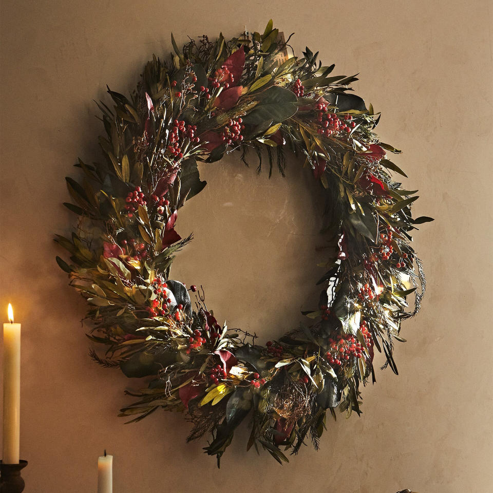 Une couronne rouge et vert pour un Noël traditionnel