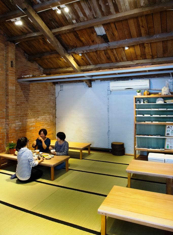 「美虹廚房」是一座實驗場所，空間設計由素人木工螞蟻先生製作，手工木桌、榻榻米都使用自然素材。