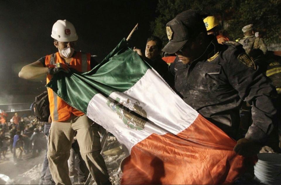 27 imágenes de México frente al sismo que erizan la piel de emoción