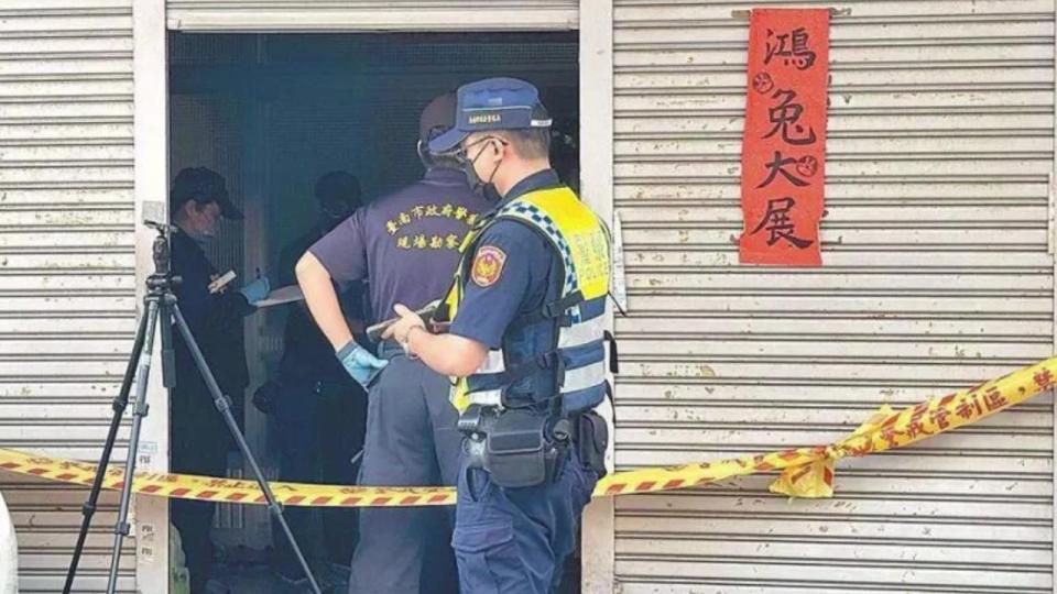 <strong>台南市歸仁區13日發生弒母命案，警方封鎖現場蒐證。（圖／翻攝畫面）</strong>