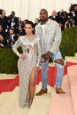 <p>Le corps enfermé dans sa robe Balmain, Kim K donne l’impression d’être enfermée dans une armure ! Une tenue un peu rigide… qui contraste avec l’ensemble négligé de Kanye West, qui a foulé le tapis rouge avec un jean troué.</p><p> Crédit photo : Getty Images <br></p>