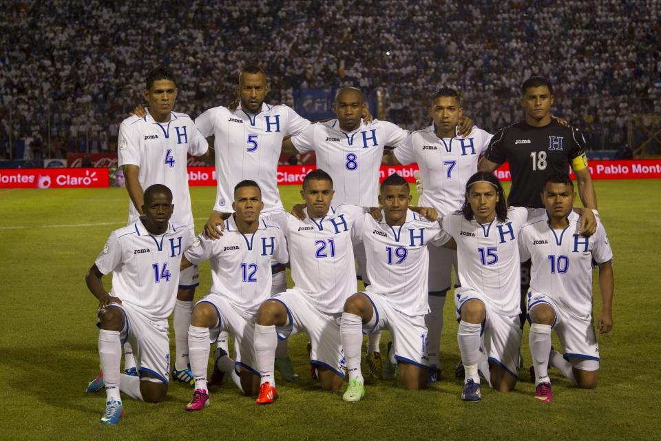 Los jugadores de la selección de Honduras posan para una foto antes de un partido contra Jamaica por las eliminatorias mundialistas el 11 de junio de 2013 en Tegucigalpa, Honduras. (AP Photo/Moises Castillo, File)