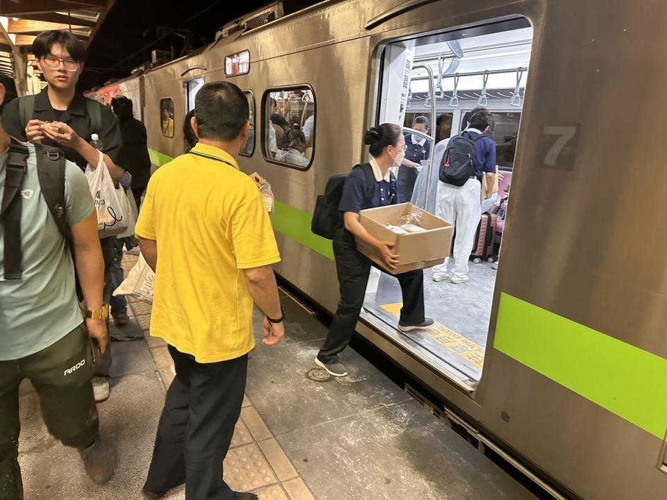 台鐵新自強號遭土石流衝擊發生出軌意外，慈濟人員帶物資到新城火車站關懷。   圖：慈濟提供