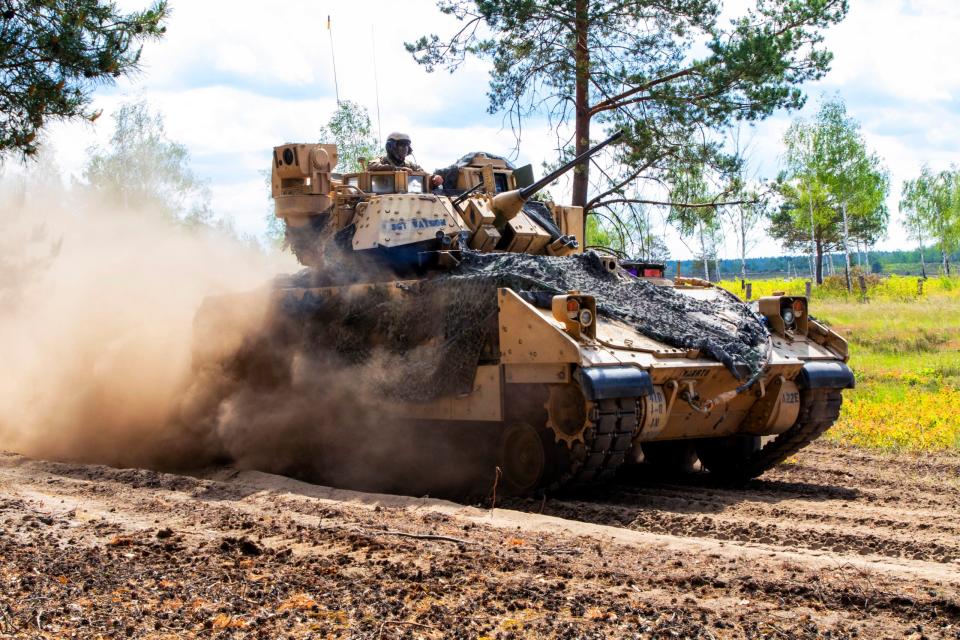 Ein Panzer des Typs M2A3 Bradley aus den USA nimmt an einer Schießübung in der Oberlausitz teil.   - Copyright: picture alliance / ZUMAPRESS.com | U.S. Army