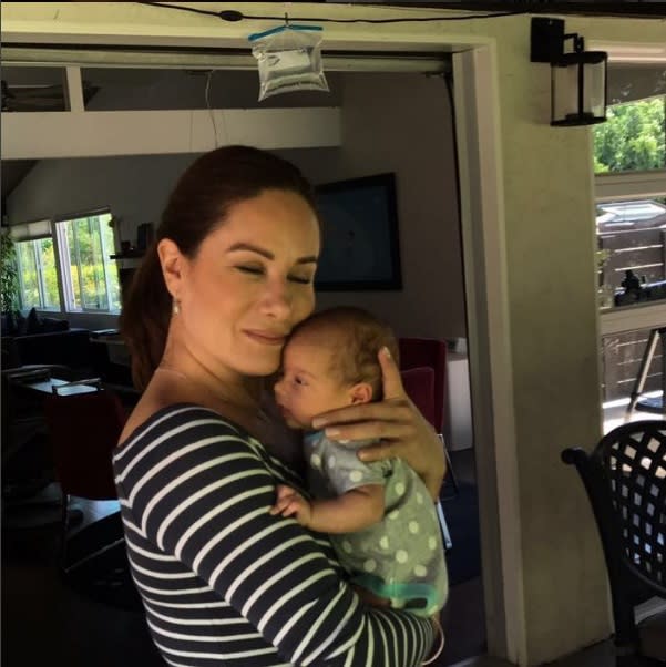 Gloria Calzada con uno de los bebés. Crédito: Gloria Calzada/Instagram