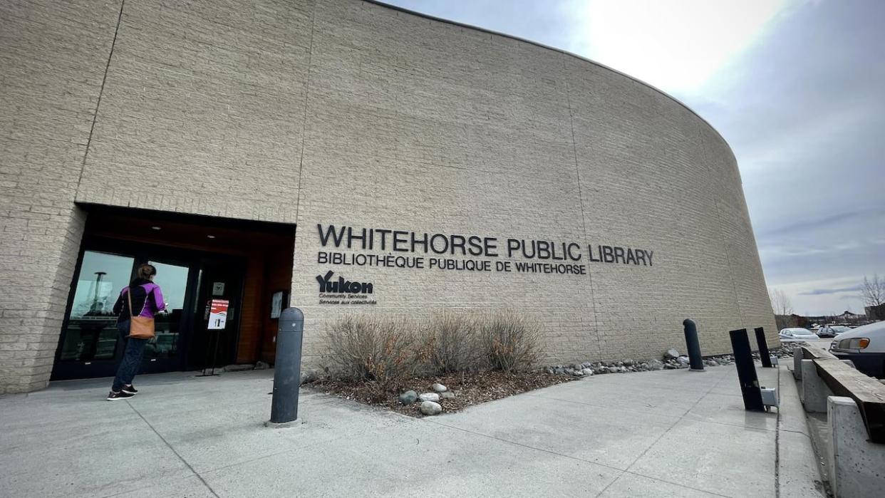 The Whitehorse Public Library will be closed for renovations from March 25 to April 21. The government plans to open a temporary warming shelter during that period, at the Jim Smith Building downtown. (Sarah Xenos/Radio-Canada - image credit)