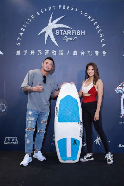 健美好手李丁龍與快艇衝浪女神Kimberly陳美彤合影。STARFiSH Agent星予運動經紀提供