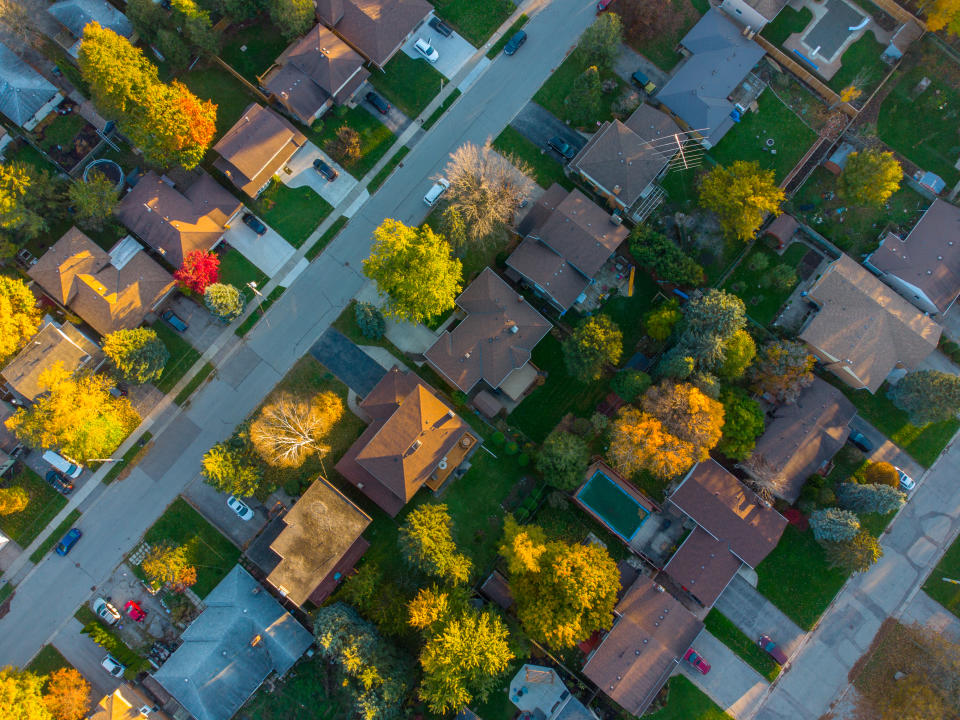 Vista aérea de un barrio residencial (Getty Creative)