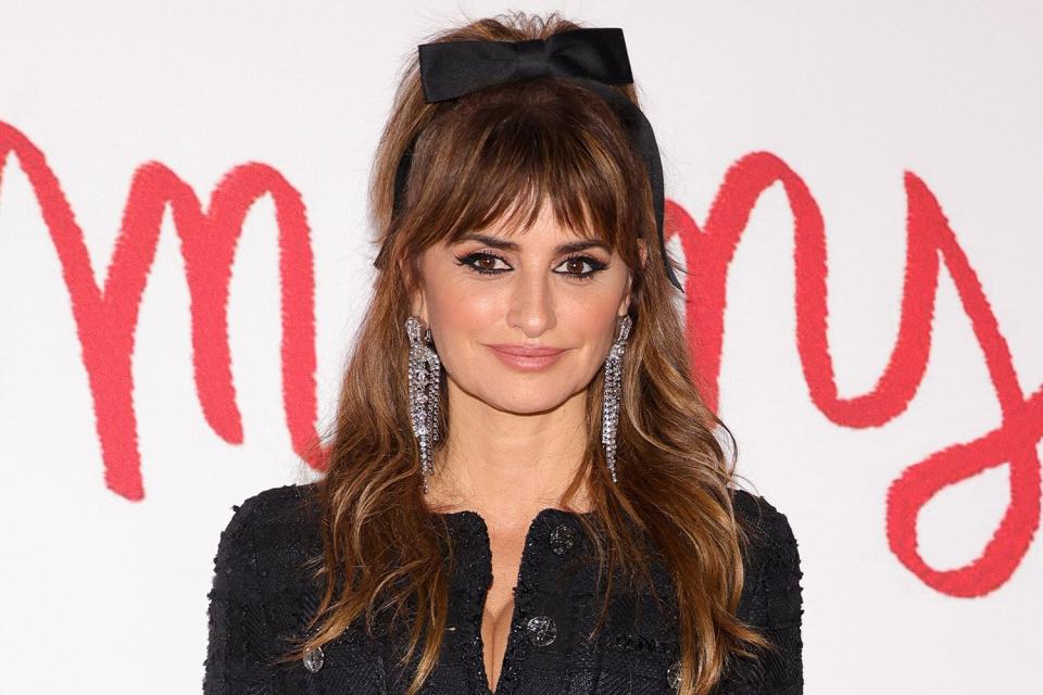 Penelope Cruz attends the "L'Immensita" photocall at Cinema Pathe Beaugrenelleon December 13, 2022 in Paris, France.