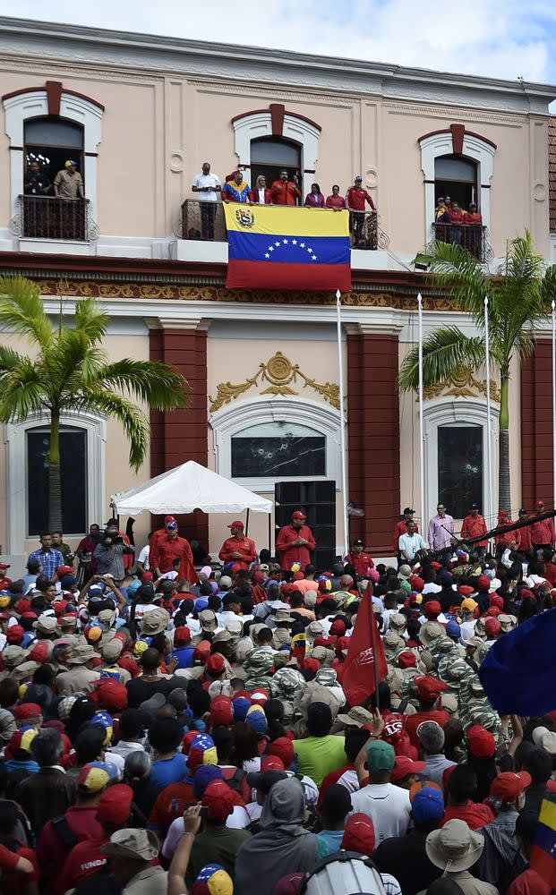 President Nicolás Maduro announces he will break off diplomatic ties with the U.S., in response to Trump's acknowledgment of Guaidó as