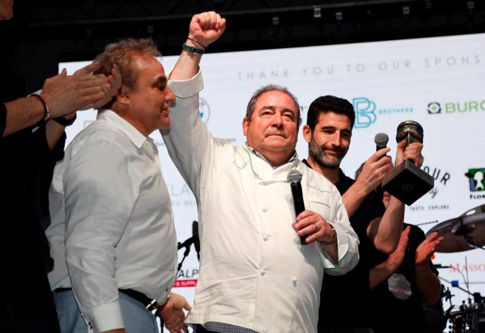 El célebre chef, restaurantero y personalidad de televisión Emeril Lagasse es presentado por el fundador del South Beach Wine & Food Festival, Lee Schrager, a la izquierda, y el director del Burger Bash, Randy Fisher, a la derecha, durante el Burger Bash en el South Beach Wine & Food Festival.