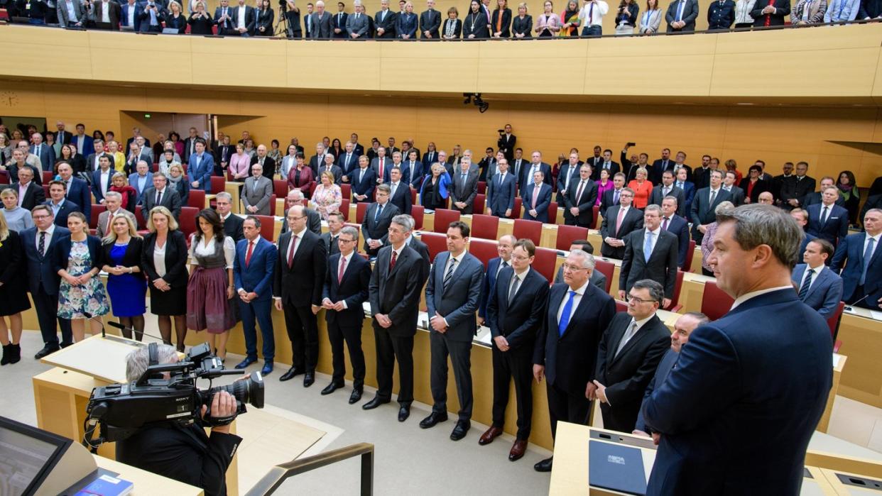 Verjüngte Ministerriege: Bayerns Ministerpräsident Markus Söder (r.) und sein neues Kabinett im bayerischen Landtag. Foto: Matthias Balk