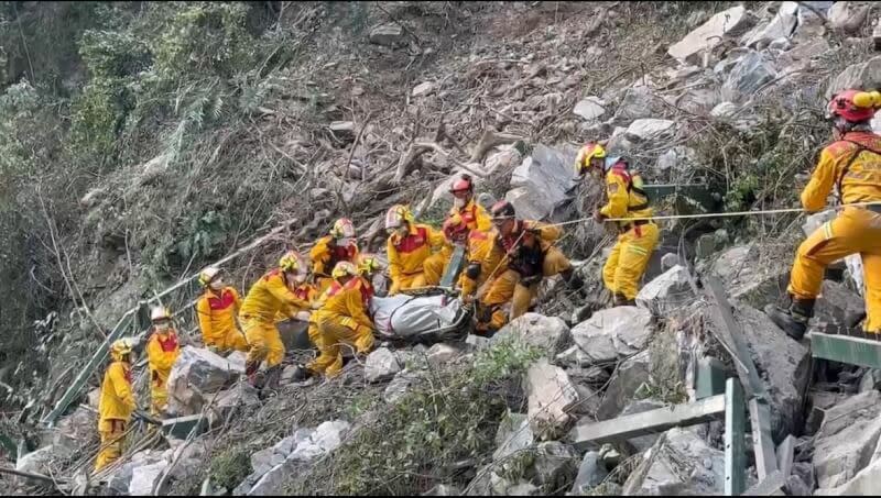 花蓮地震目前仍有6人失聯，救援隊與無人機隊正設法尋找失蹤人口。（中央社）