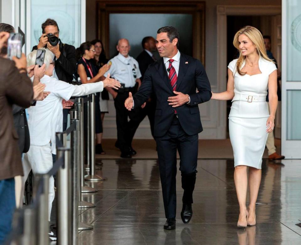 La noche de su primer discurso como candidato a la presidencia, el alcalde de Miami Francis Suárez y su esposa Gloria saludan a sus partidarios en la Ronald Reagan Presidential Library en Simi Valley, California.