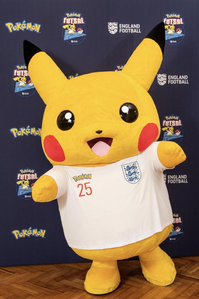 Mascot Pokemon futebolista clube de futebol disfarce