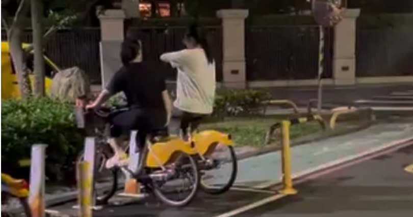 2名女子空踩腳踏車的畫面被民眾PO上網。（圖／擷取自Dcard）