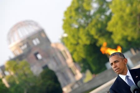 U.S. President Barack Obama and Japan's Prime Minister Shinzo Abe (not pictured) attends a ceremony at the Atomic Bomb Dome at Peace Memorial Park in Hiroshima, Japan May 27, 2016. REUTERS/Carlos Barria