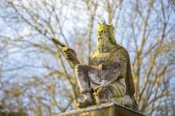 El detalle más llamativo de la propiedad es su techo escalonado, que está coronado por la estatua de un guerrero. (Foto: <a href="http://www.carterjonas.co.uk/house/for-sale/grimston/yor200038/" rel="nofollow noopener" target="_blank" data-ylk="slk:Carter Jonas;elm:context_link;itc:0;sec:content-canvas" class="link ">Carter Jonas</a>).