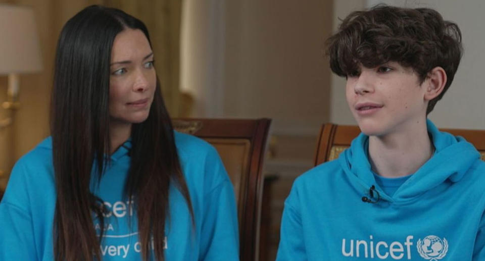 Jackson Packer next to his mother Erica, both wearing blue unicef jumpers. 