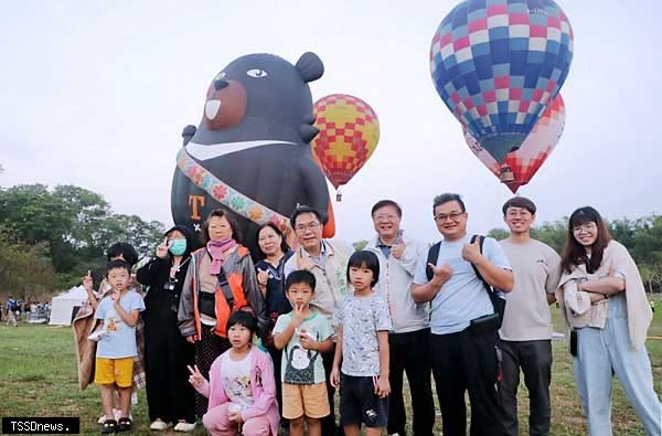 西拉雅森活節火熱登場，熱氣球歡樂升空，大人小孩席地野餐樂森活，市長黃偉哲也由西拉雅管理處長徐振能陪同搭乘體驗。（記者李嘉祥攝）