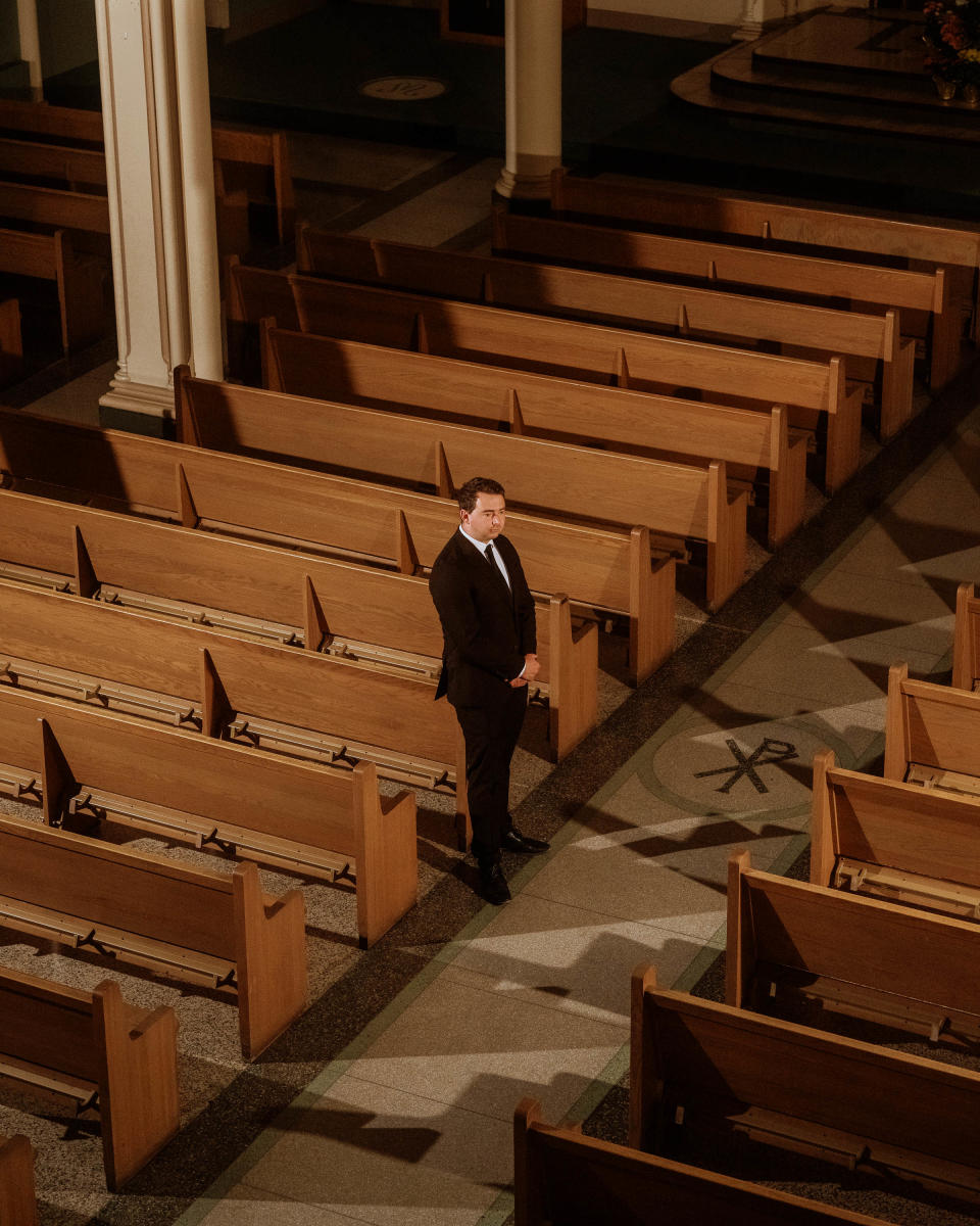 Jake Smith, en la Iglesia Católica Romana Santa Isabel de Hungría en Denver, el 2 de abril de 2024. Smith era estudiante de Medicina de tercer año cuando volvió a experimentar los pensamientos que tuvo en su adolescencia de unirse al sacerdocio. (Matthew DeFeo/The New York Times)