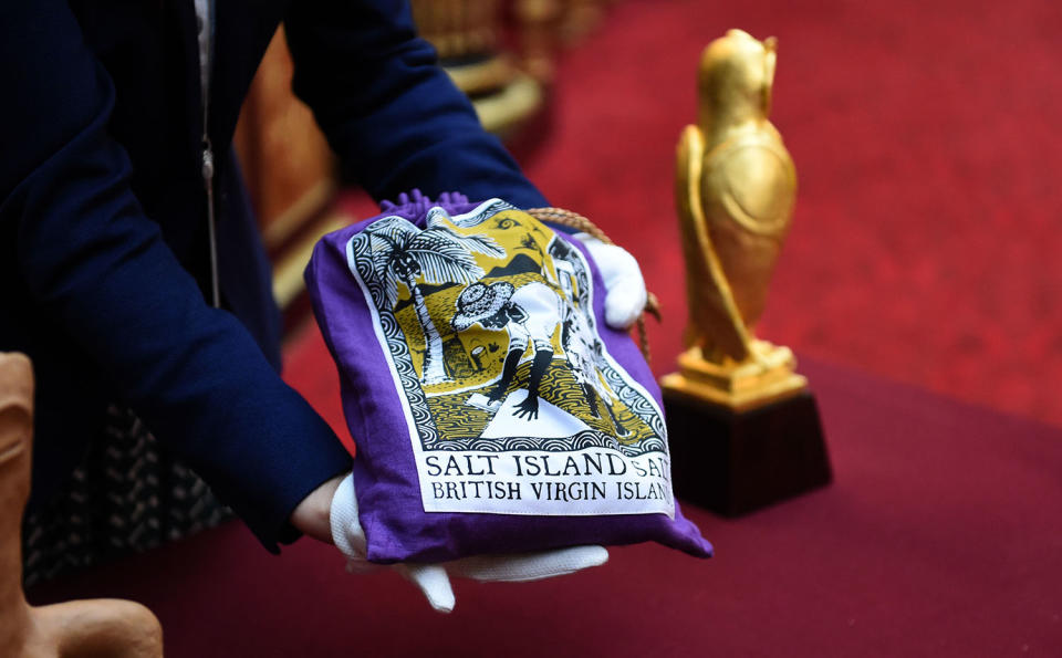 <p>Ein Mitglied des Royal Collection Trust präsentiert einen Leinenbeutel, der Salz von den Britischen Jungferninseln enthält und Queen Elizabeth II. geschenkt wurde – Montag, 3. April 2017, Buckingham Palace, London. (Foto von Stuart C. Wilson/Getty Images) </p>
