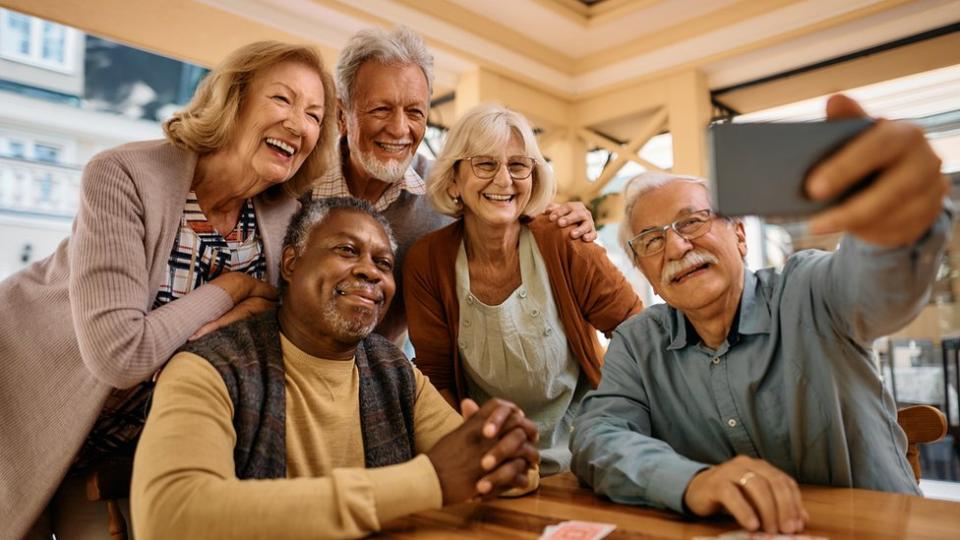 Un grupo de ancianos tomándose un selfie.