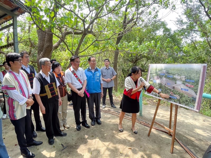 陳建仁視察國立原博館預定地 行政院長陳建仁（前左2）、原民會主委夷將．拔路 兒Icyang．Parod（前左3）、高雄市長陳其邁（前 左）等人6日到高雄市鳥松區視察國立原住民族博物 館預定地，並聽取簡報。 （原住民族委員會提供） 中央社記者張已亷傳真  113年5月6日 