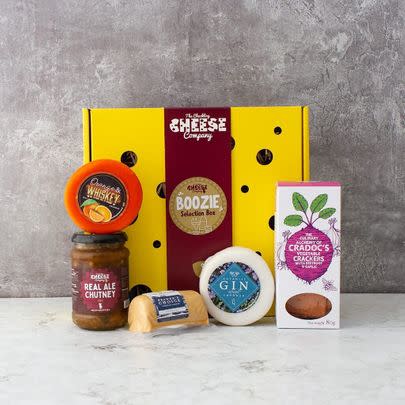 This gift box is ideal for the one who always gravitates towards a cheeseboard