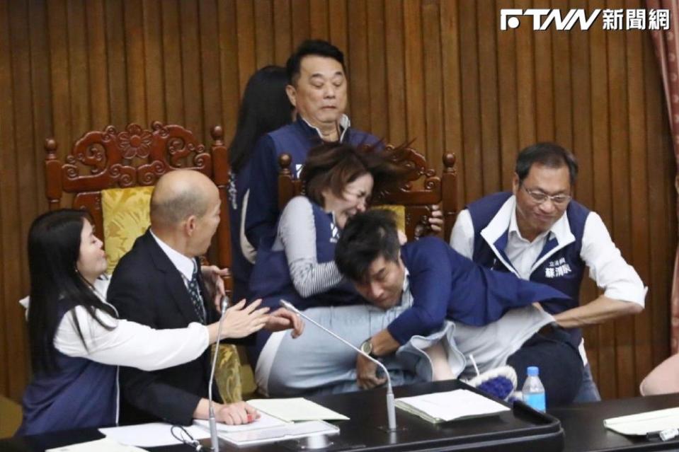 立法院昨日發生暴力衝突，黃光芹於臉書發文表示再怎麼野蠻，也不能動議事人員。(圖/翻攝畫面)