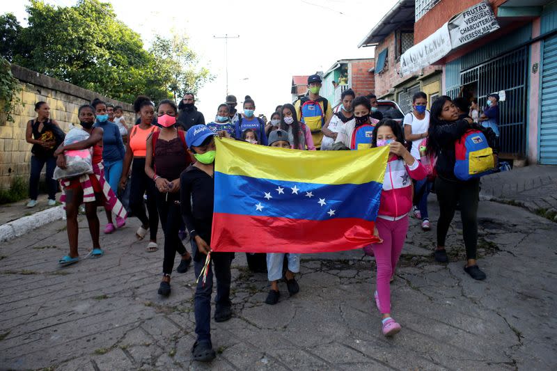 IMAGEN DE ARCHIVO. Migrantes venezolanos reaccionan cuando miembros de la Guardia Nacional (no en la fotografía) intentan detener su avance hacia la frontera con Colombia, en San Cristóbal, Venezuela