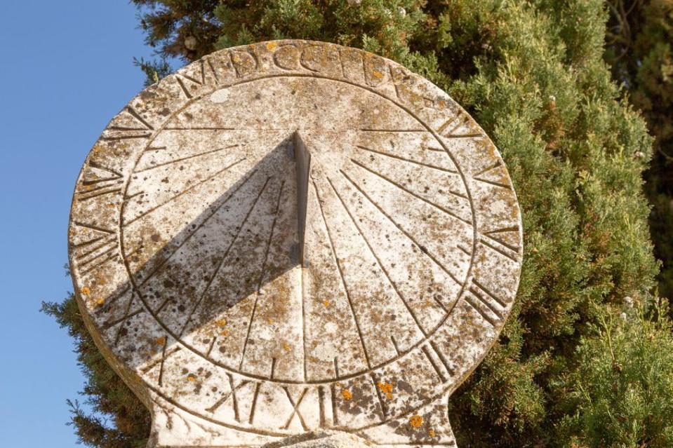En la imagen, el antiguo reloj de sol de mármol del Palacio Paco de Sao Miguel, en Évora, Portugal. Durante milenios, los relojes de sol han mantenido a los humanos en hora. Crédito: Geography Photos/Universal Images Group/Getty Images