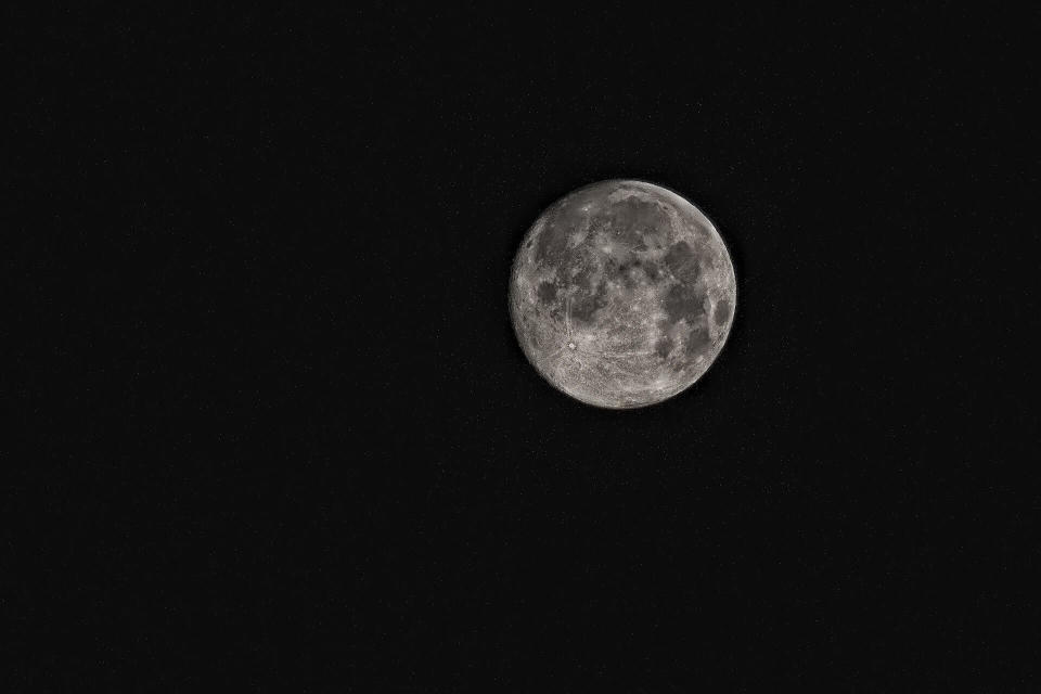 圖片來源：<a href="https://www.pexels.com/photo/black-and-white-hd-wallpaper-luna-moon-52971/">PEXELS</a>