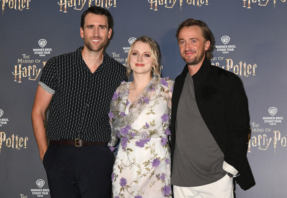 TOKIO, JAPÓN - 15 DE JUNIO: (L-R) Los actores Matthew Lewis, Evanna Lynch y Tom Felton llegan a la alfombra roja de la inauguración del Warner Bros. Studio Tour Tokyo - The Making of Harry Potter el 15 de junio de 2023 en Tokio, Japón. (Foto de Jun Sato/WireImage)