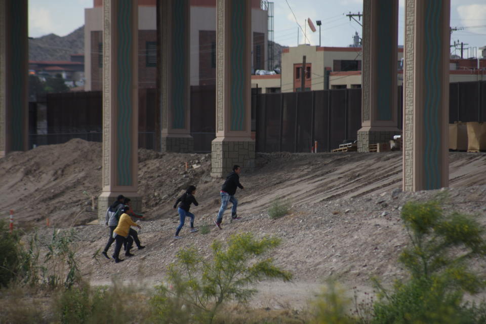 Migrants cross the Rio Bravo from Ciudad Juarez, Mexico to El Paso, Texas, to surrender to the Border Patrol on 8 May 2019. (Photo: NurPhoto via Getty Images)