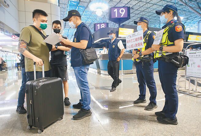 海外詐騙已成為社會關注焦點，航警持續在桃機出境大廳向前往柬埔寨的旅客宣導，避免有人受害。（范揚光攝）