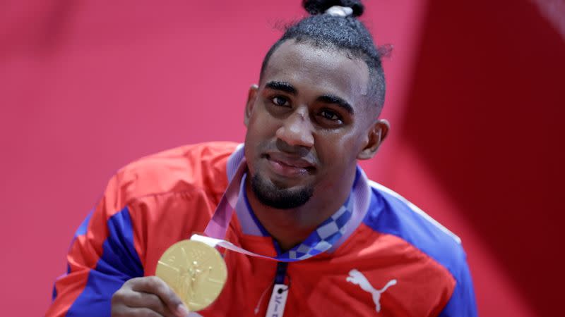 El medallista de oro Arlen López Cardona de Cuba posa para las fotos, en Kokugikan Arena, Tokio, Japón