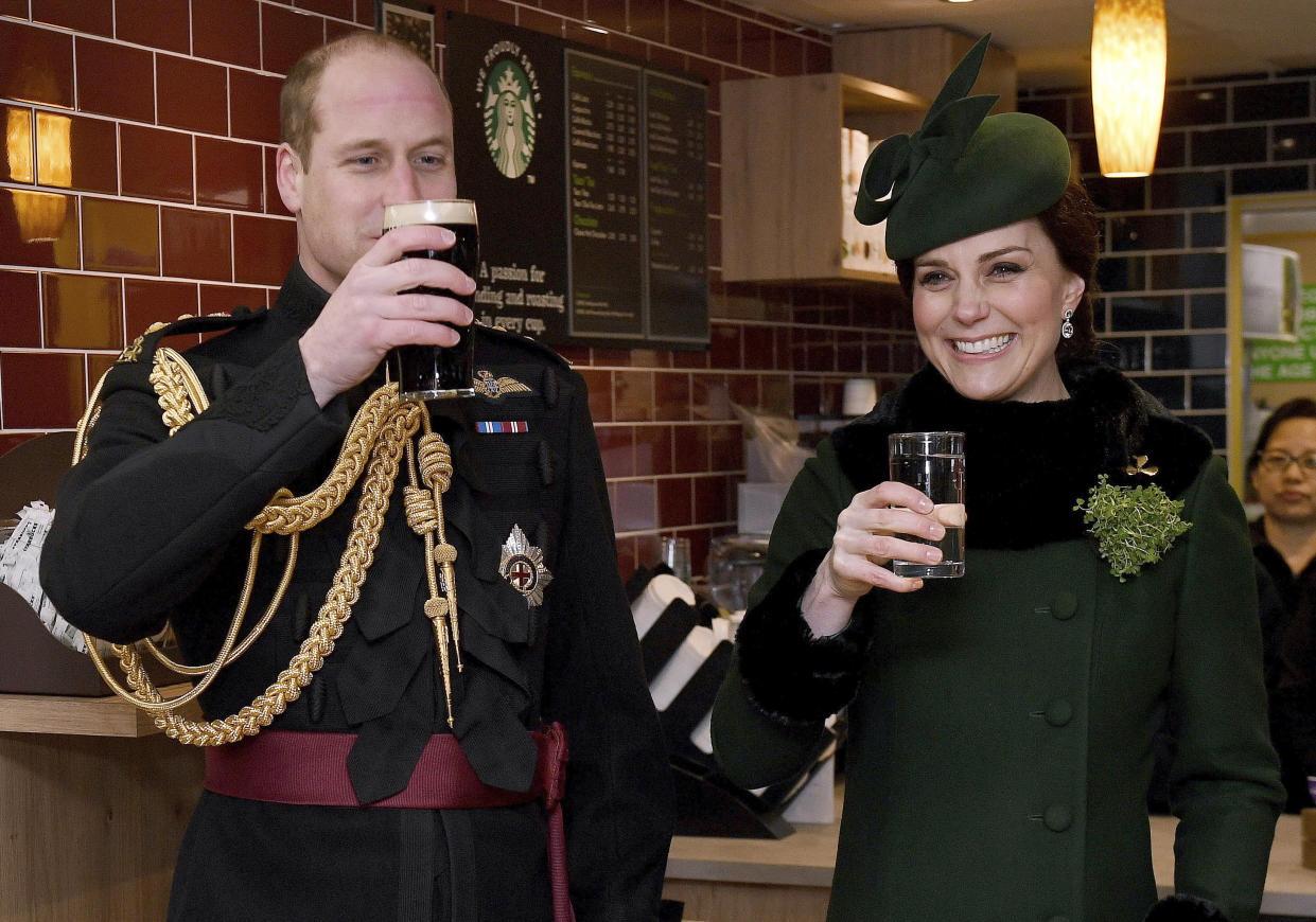 Am St. Patrick’s Day zeigte Prinz William durch eine kleine Geste, wie sehr er seine Ehefrau, Herzogin Kate, liebt. (Bild: AP Photo/Andrew Parsons/Pool Photo)