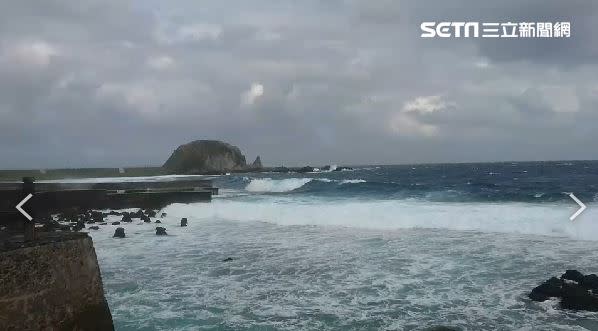 因受到東北風及颱風外圍環流影響，東部沿海地區有發生高浪的機率，請民眾多加注意。（圖／記者王浩原提供）