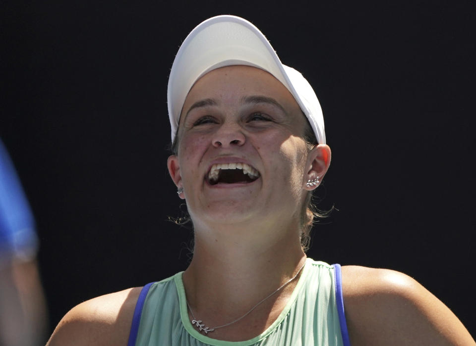 La australiana Ashleigh Barty se ríe durante una entrevista tras su victoria sobre la checa Petra Kvitova en su partido de cuartos de final del Abierto de Australia, en Melbourne, Australia, el martes 28 de enero de 2020. (AP Foto/Lee Jin-man)