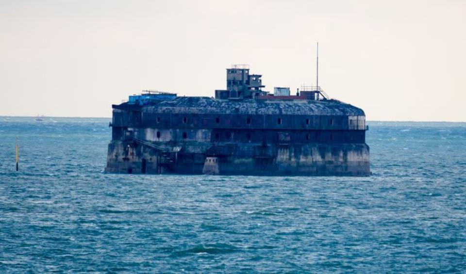 El tercero de los fuertes militares que está a la venta es el de Horse Sand Fort. Al igual que con los dos anteriores, solo es posible llegar hasta aquí en barco o en helicóptero. (Foto: <a href="http://www.struttandparker.com/properties/the-solent#gallery" rel="nofollow noopener" target="_blank" data-ylk="slk:Strutt & Parker;elm:context_link;itc:0;sec:content-canvas" class="link ">Strutt & Parker</a>).