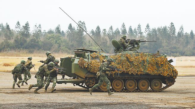 蔡英文總統30日勗勉陸軍澎防部五德營區，澎防部機步營進行戰力演練。（杜宜諳攝）