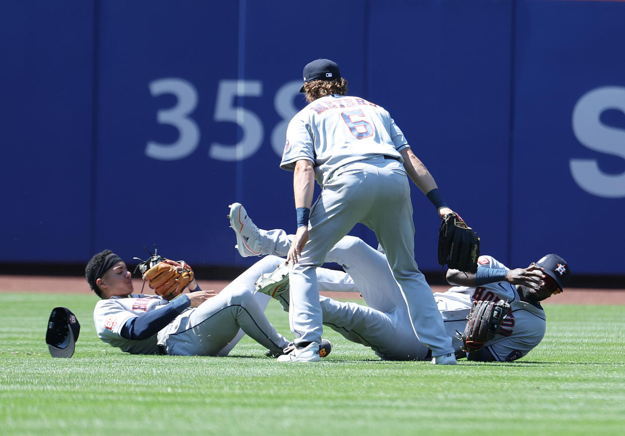 Jeremy Pena crashes into Yordan Alvarez