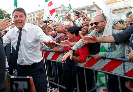 Italian Prime Minister Matteo Renzi greets supporters during a rally in downtown Rome, Italy October 29, 2016. REUTERS/Remo Casilli